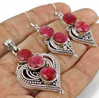 Conjunto de Brincos e Pingentes de Prata com Rubis